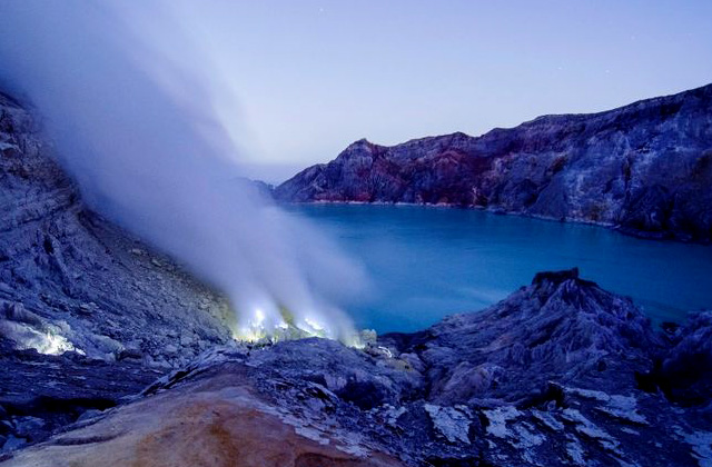 Click to enlarge image 01volcankawah.jpg