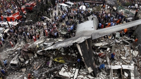 Al menos 55 muertos al estrellarse un avi&oacute;n militar en Indonesia