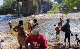 Caravana migrante avanza rumbo a Sayula de Alemán, Veracruz