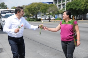 Armenta acudió a cruceros viales de la ciudad capital para festejarlas