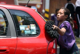 Ni&ntilde;os trabajando