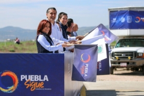 Tambi&eacute;n entreg&oacute; 127 escrituras a familias de la regi&oacute;n