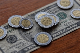 Peso recupera 43 centavos; d&oacute;lar cotiza en 24.42 unidades
