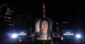 Reunió a sus seguidores en el Ángel de la Independencia