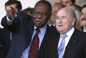 Issa Hayatou presidirá la FIFA