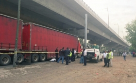 El cuerpo qued&oacute; entre las llantas de la pesada unidad  