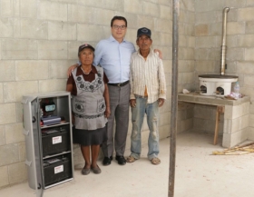 Supervisa construcci&oacute;n de viviendas