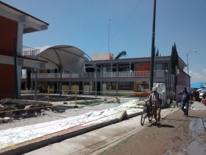 Barda de una escuela se desploma por la lluvia