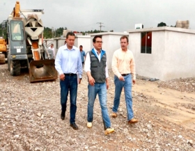 Supervisan construcci&oacute;n de viviendas