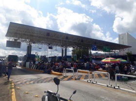 CNTE toma casetas de peaje en Michoac&aacute;n