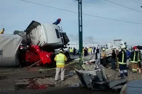 Cinco personas quedaron prensadas dentro de la camioneta