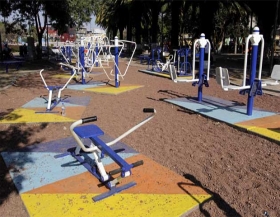 Entrega gimnasios al aire libre